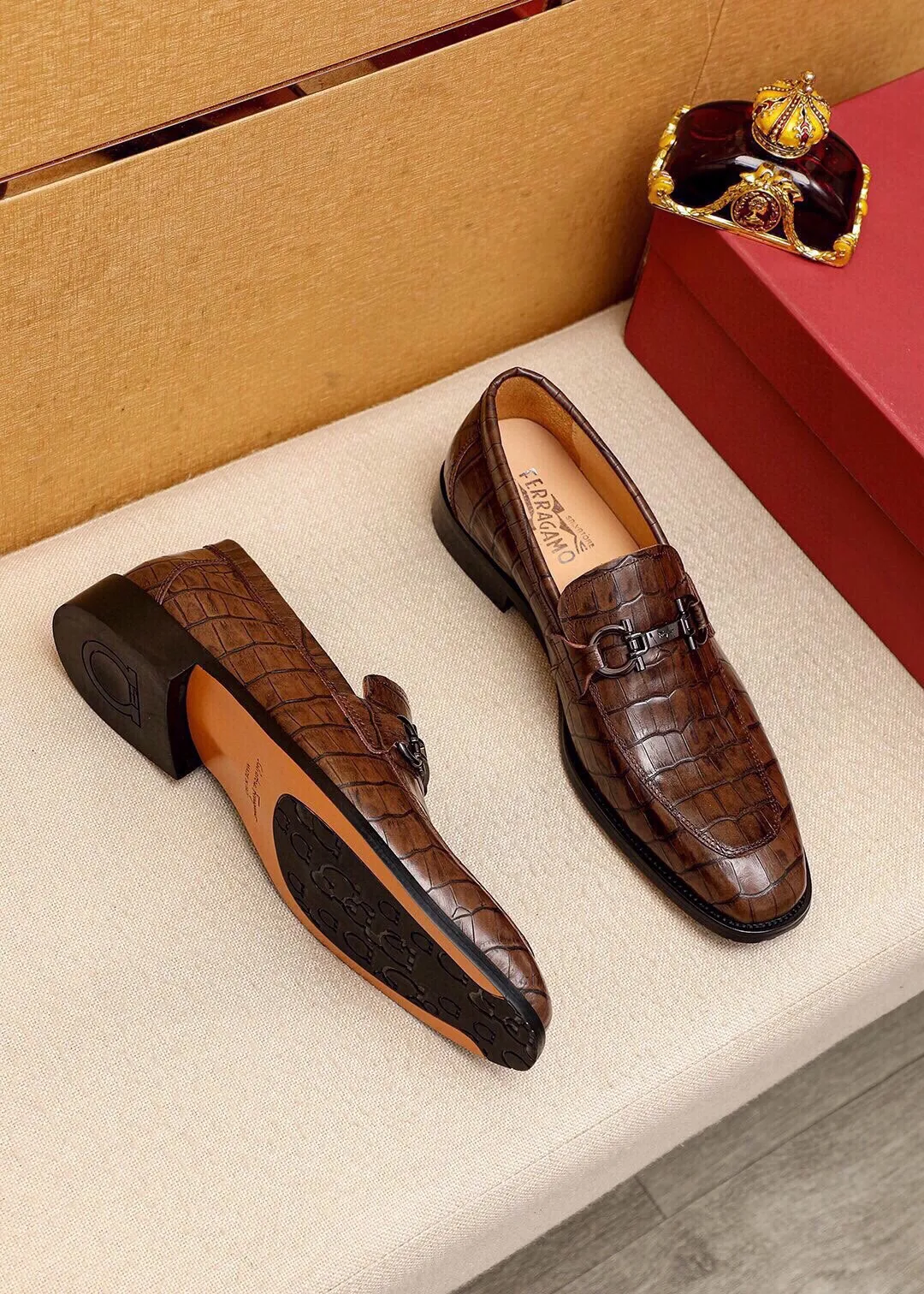 Men's shoes 💰460 💐 Product trademark: Ferragamo "Ferragamo" casual leather shoes Regular size: 38-44 (custom-made at 45.46.47🉑️) Product materials: Selected imported first-layer calfskin embossed upper + original hardware buckle, imported water-dyed cow leather lining. Strong three-dimensional visual effect, combined outsole Color: 2⃣️colors available